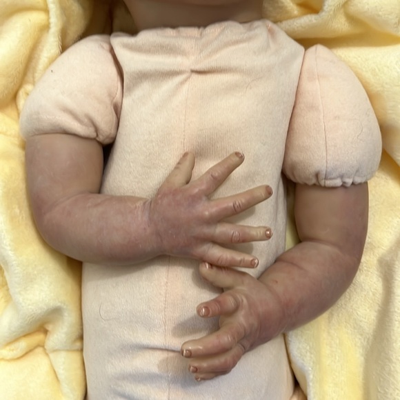 “Stella” reborn doll by Melody Hess. Signed body. EC. LIMITED EDITION of 250 - Picture 17 of 17